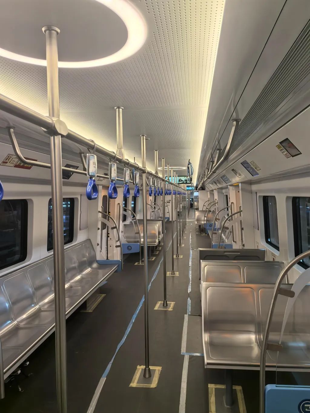 車廂座椅采用橫縱結(jié)合布置方式。重慶交通開投鐵路集團(tuán)供圖