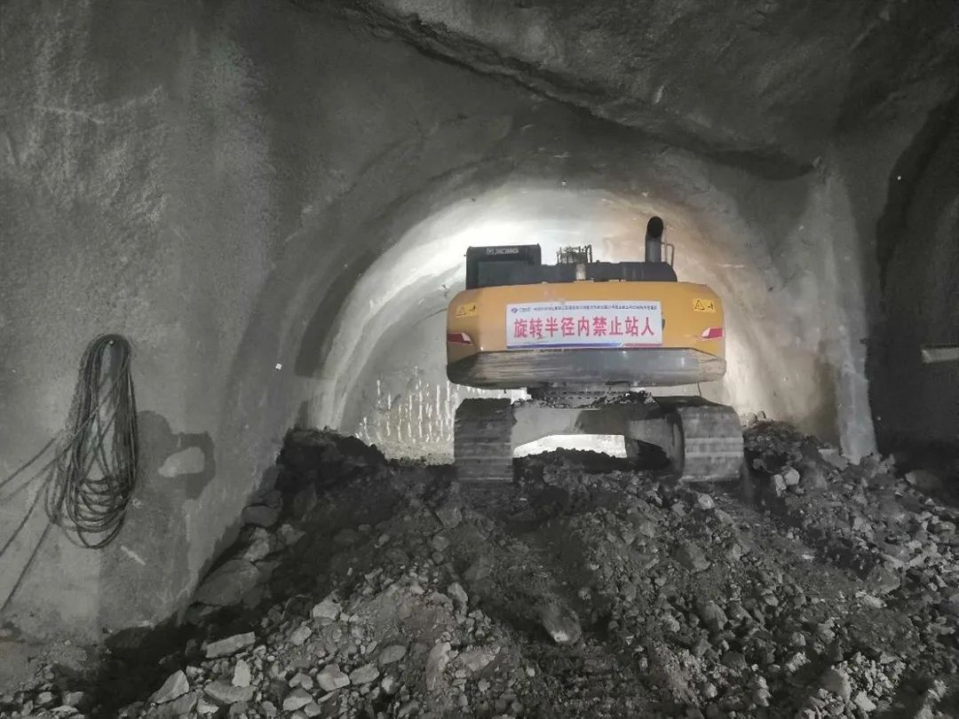城軌快線27號(hào)線縉云山隧道施工迎來新進(jìn)展.jpg